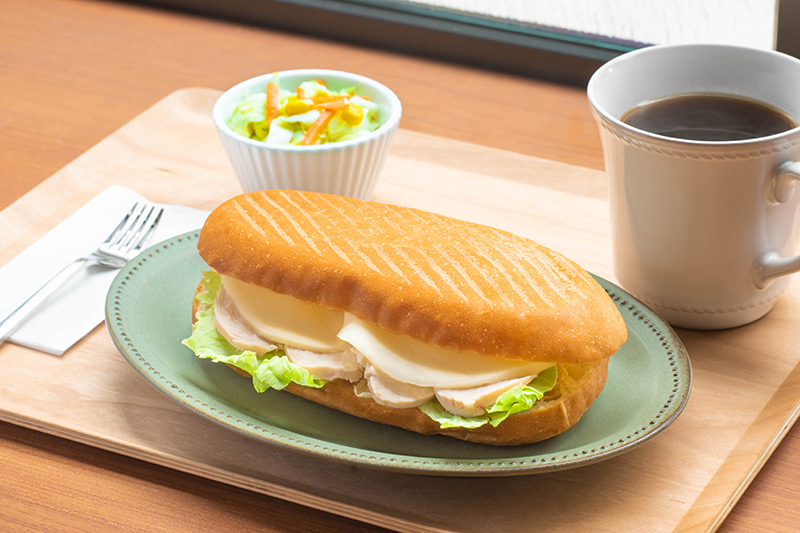 Chicken breast, lettuce and provolone｜PONTE NUOVO CAFÉ