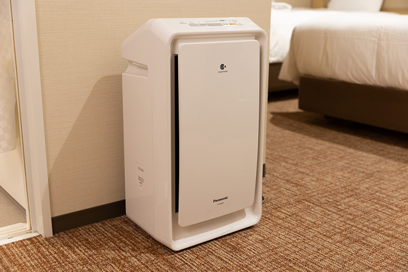 Air purifier with humidification function