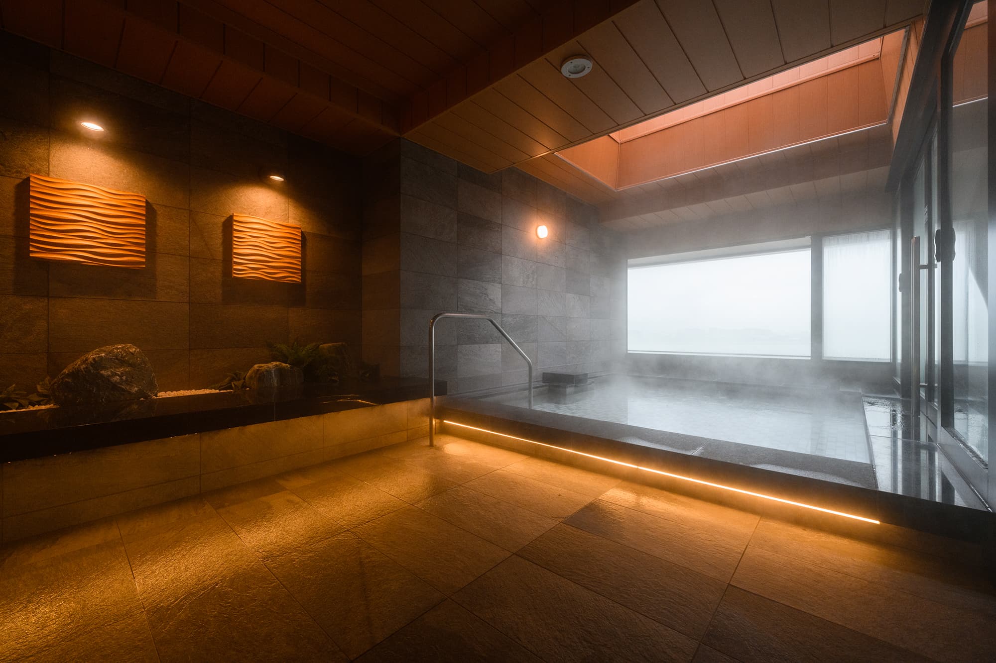 Large bath where you can relax
