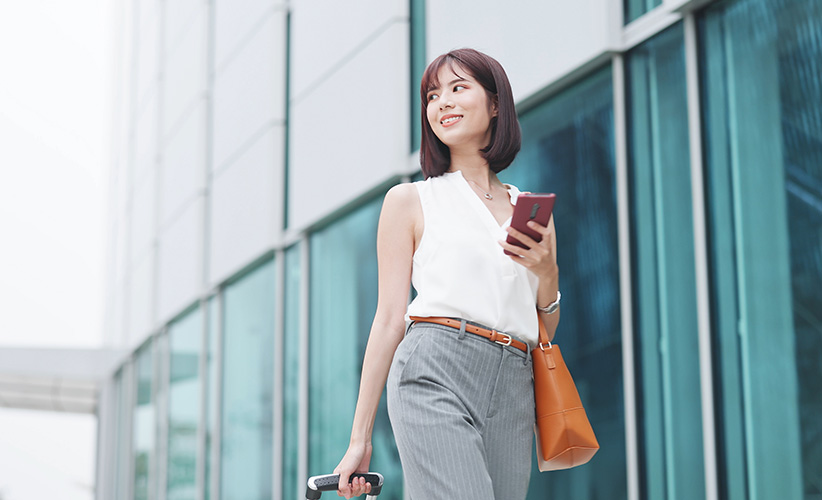 スマートフォンを片手に持つ女性