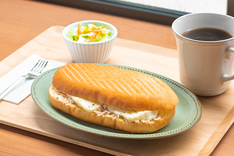 ツナとモッツアレラのオレガノ風味｜PONTE NUOVO CAFE