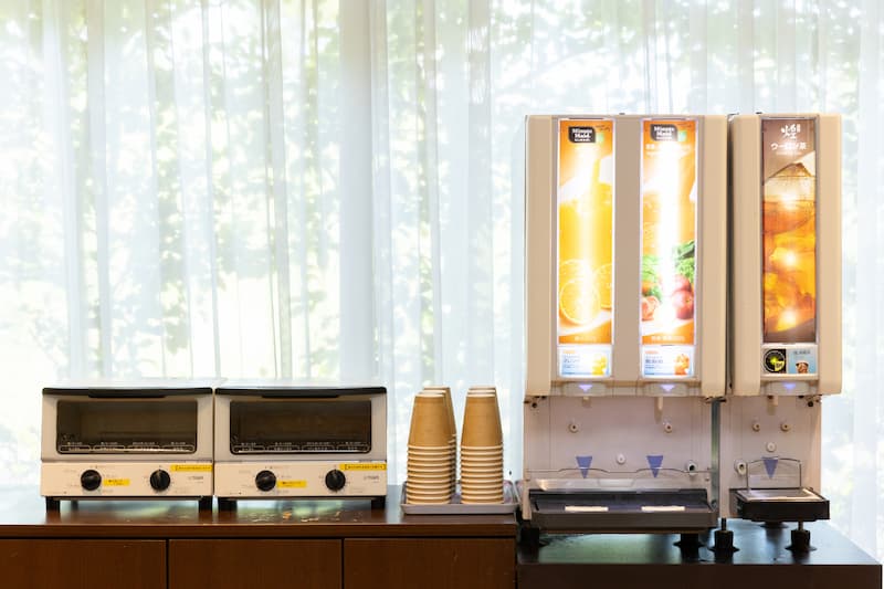 ドリンクバー｜ホテル1階ロビーエリア内軽朝食提供